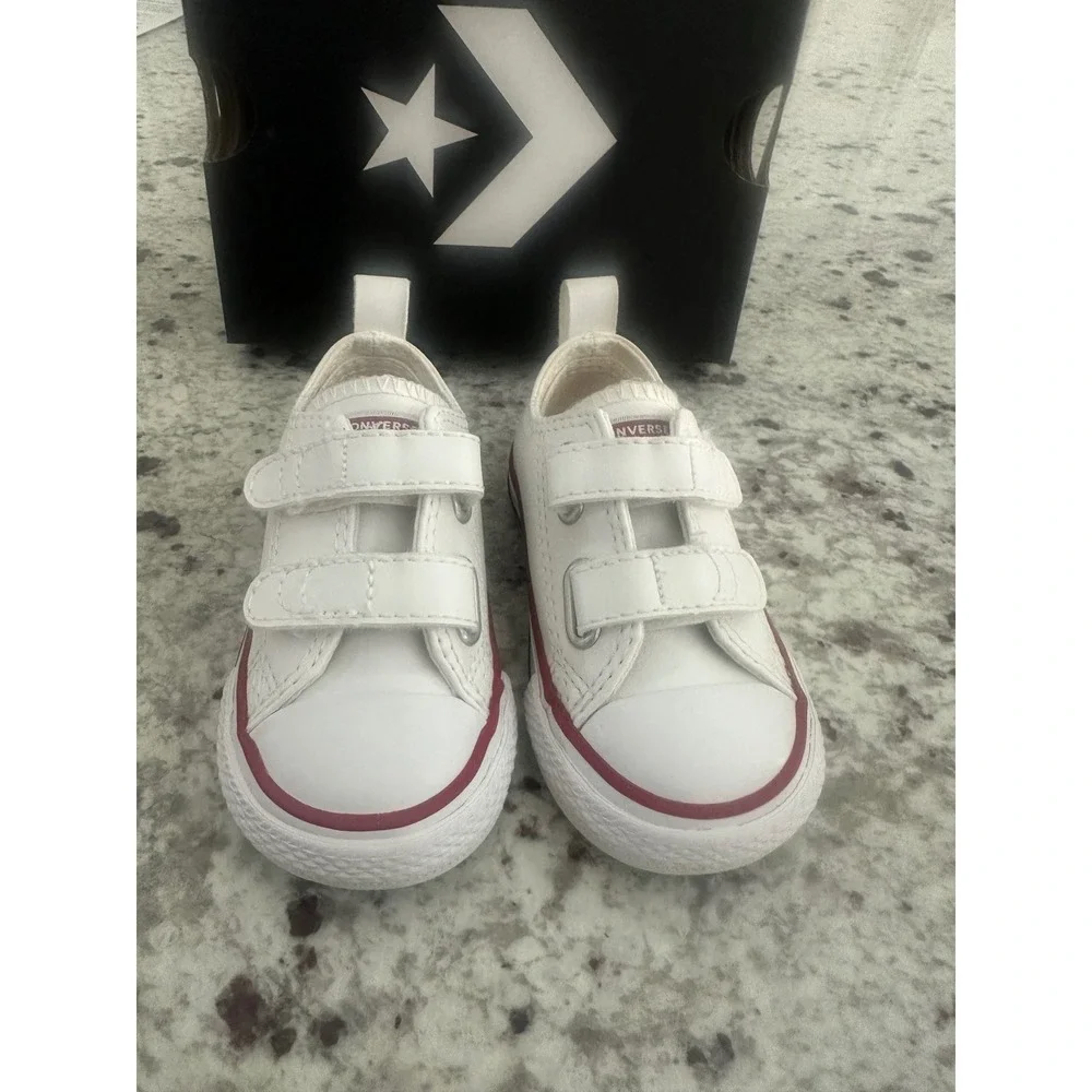 NIB Converse white leather infant shoes sz 4